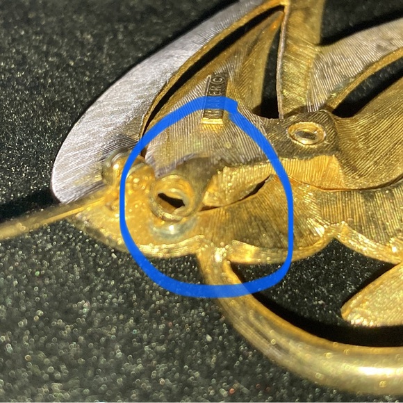 VINTAGE SIGNED KRAMER GOLD TONE & DOUBL LEAF BROOCH - Picture 6 of 7